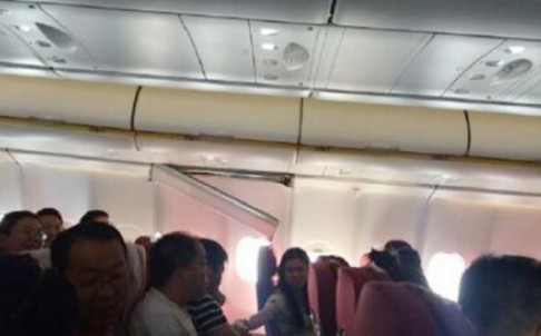 Máy bay Trung Quốc rơi tự do 4km, hành khách văng lên trần ảnh 1